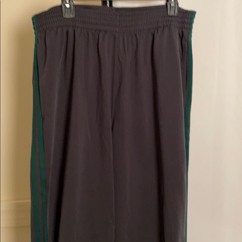 ⭐️⭐️Men’s Adidas NEW grey and green sweatpant⭐️⭐️